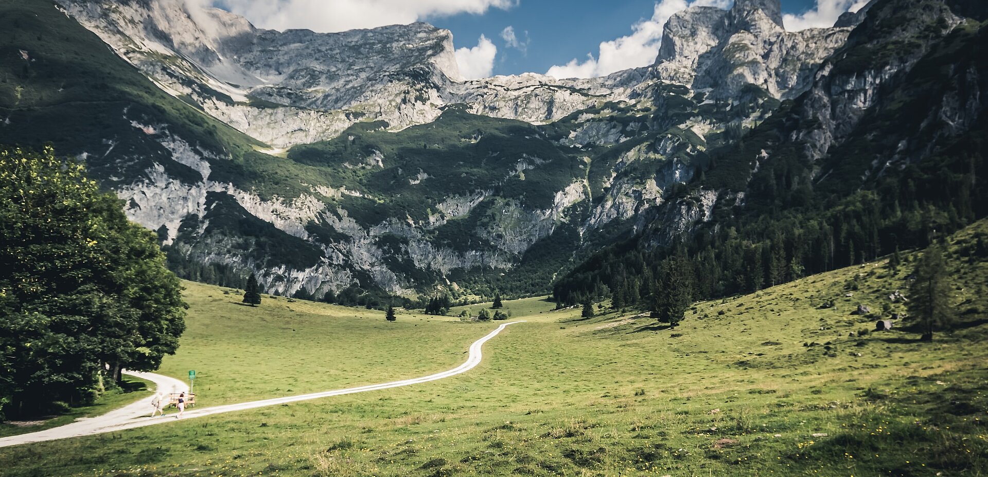 Landschaftsaufnahme mit Bergen, Wäldnern und Fluss im Sonnenschein als Location für FILM in AUSTRIA